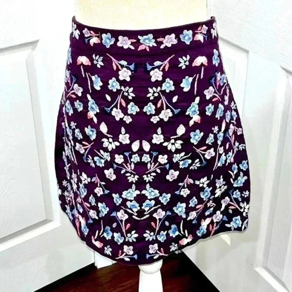 Loft Ann Taylor purple floral embroidered all over lined zip back mini s…